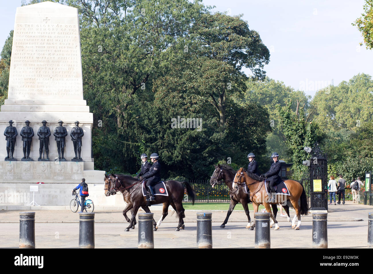 Les agents de police à cheval équitation passé le monument "à la gloire de Dieu" Banque D'Images