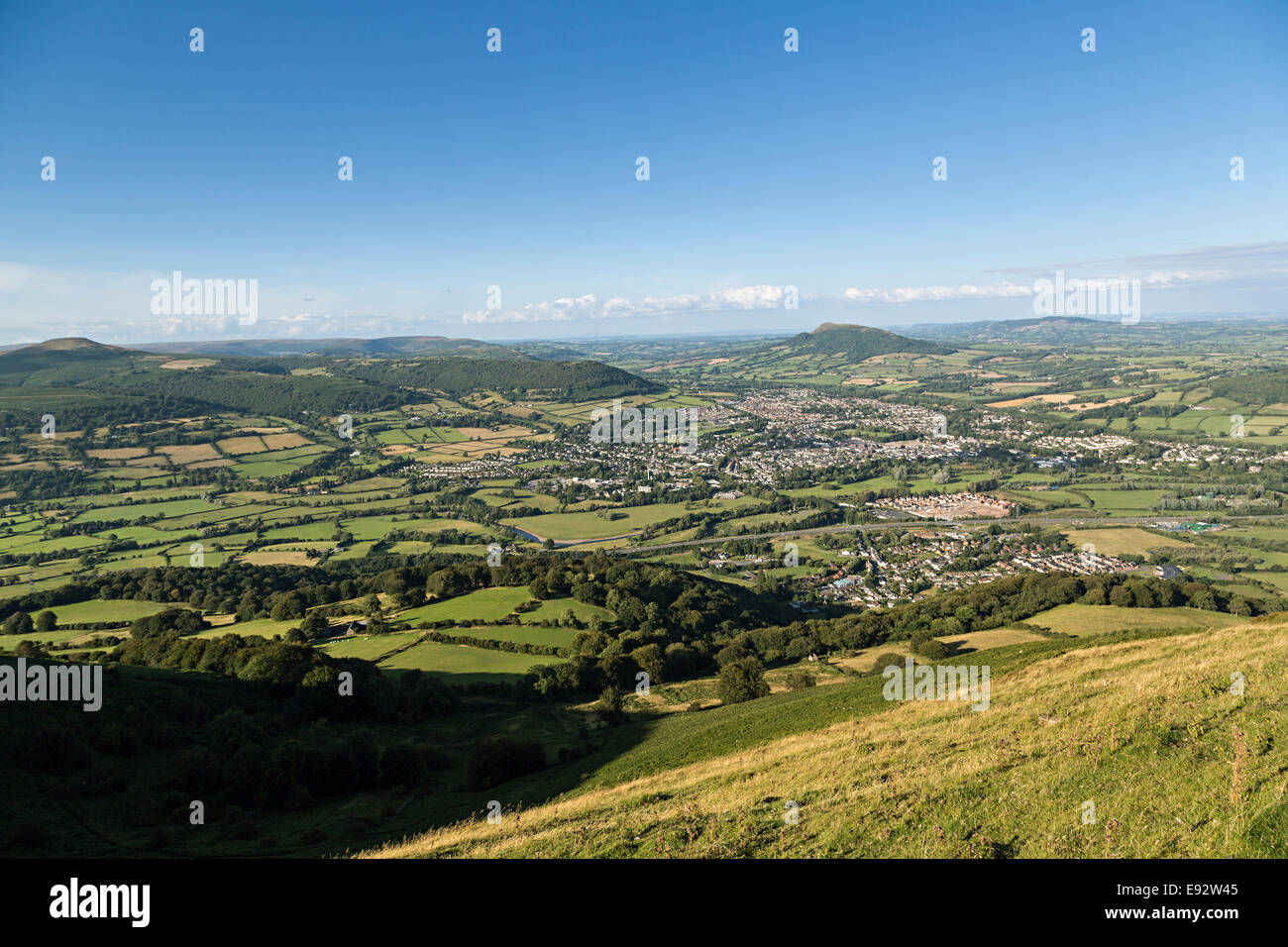 La vue depuis l'Ardanaiseig d'Abergavenny et l'Usk Valley avec le Skirrid au loin, au Pays de Galles, Royaume-Uni Banque D'Images
