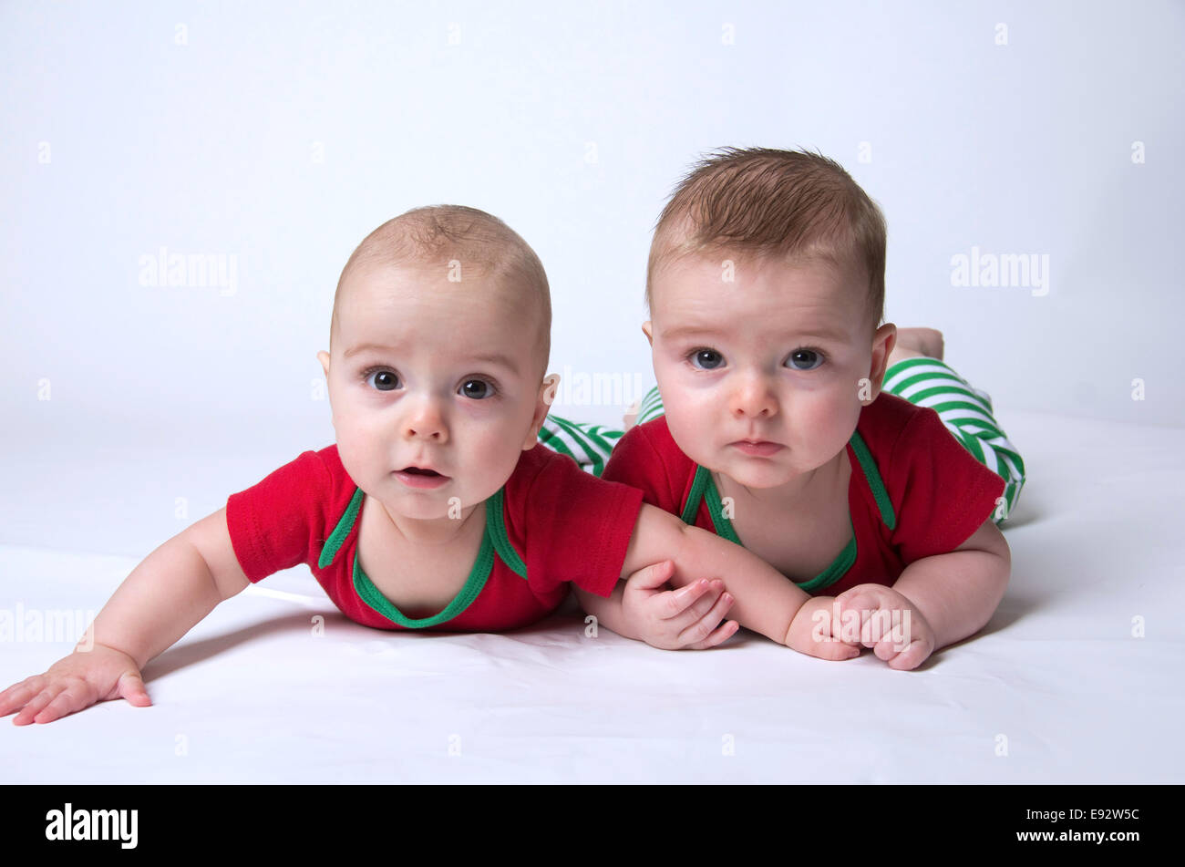 9 Mois Faux Jumeaux Garcons En Couleurs De Noel Se Tenant La Main Et A La Grave Photo Stock Alamy