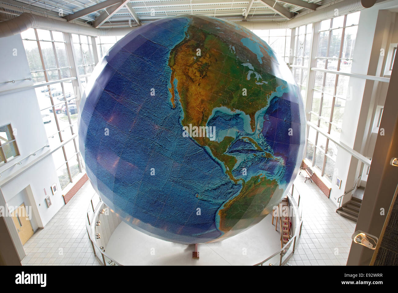 Globe, Muddy Waters, et renouvelable la plus importante du monde, globe en rotation DeLorme Map Store, Yarmouth, Maine Banque D'Images