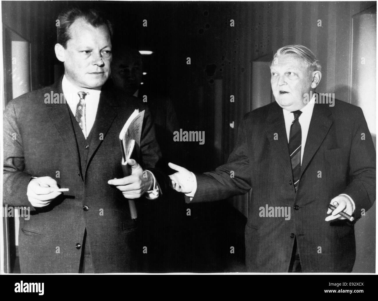 Willie Brandt Maire de Berlin Ouest et de Ludwig Erhard, Ministre de l'économie, en discussion, Bonn, Allemagne de l'Ouest, 1961 Banque D'Images