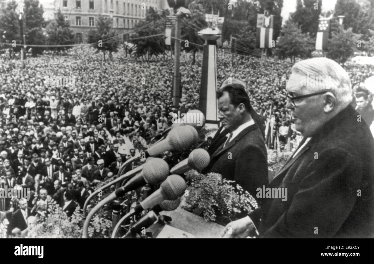 Willie Brandt Maire de Berlin Ouest et le Chancelier Ludwig Erhard de l'Allemagne de l'Ouest, comme les adresses de Erhard grande foule, l'ouest de Berlin, Juin 1963 Banque D'Images