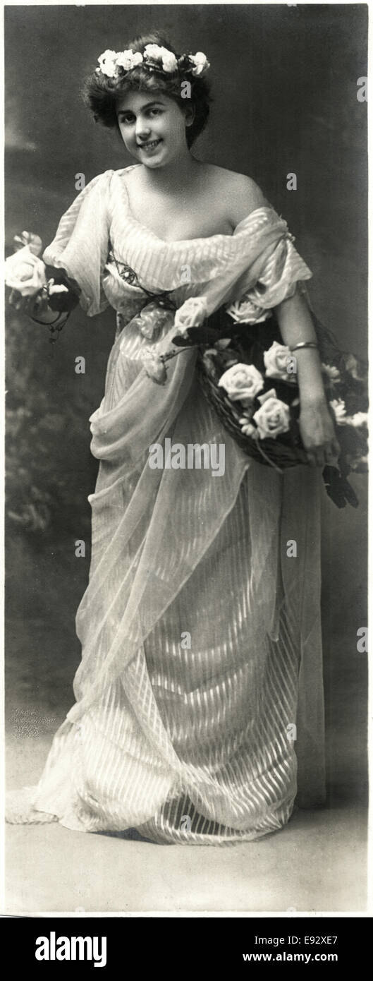 Femme en robe blanche avec des fleurs, un service de nettoyage à sec avec annonces, Milwaukee, Wisconsin, vers 1900 Banque D'Images