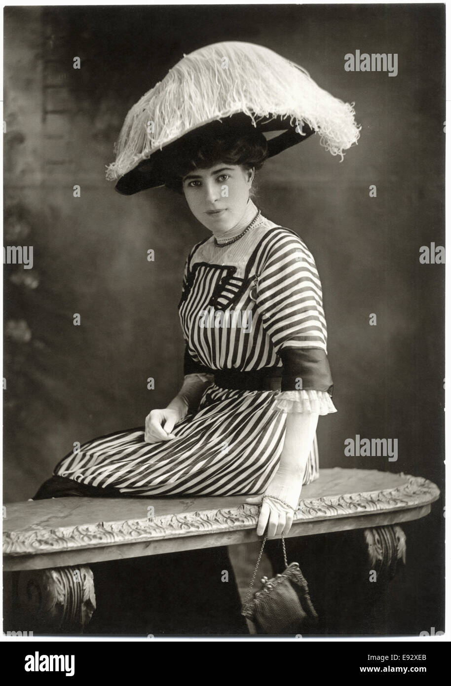 Mode femme, assise, en robe rayée et Grand chapeau Autruche, Chicago,  Illinois, Etats-Unis, vers 1915 Photo Stock - Alamy