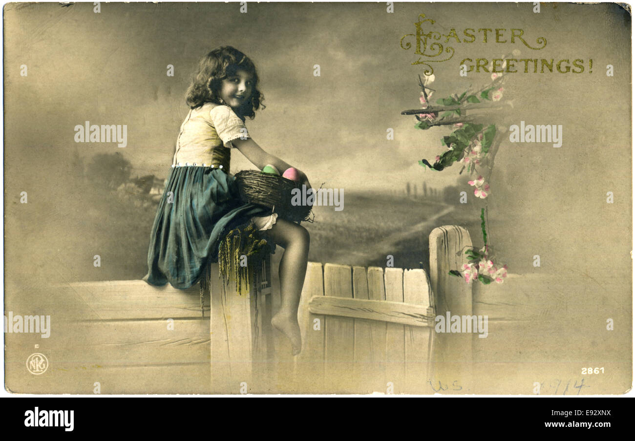 Girl Sitting on Fence Post Holding Panier d'Œufs de Pâques, 'Bonjour', Hand-Colored Carte Postale, vers 1914 Banque D'Images