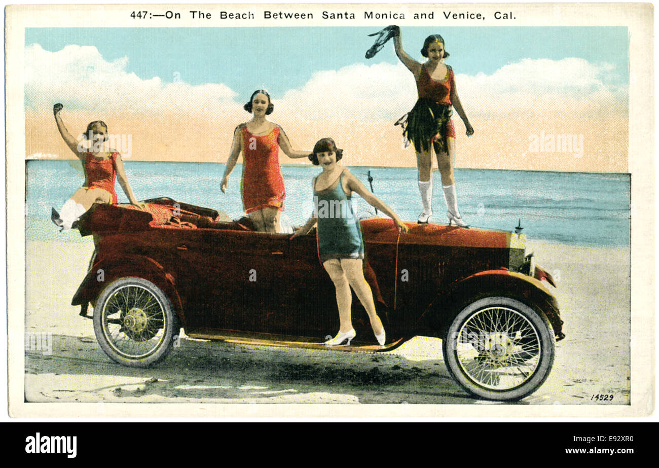 Quatre femmes en costume de bain sur voiture rouge, "sur la plage, entre Santa Monica et Venice, Californie', carte postale, vers 1920 Banque D'Images