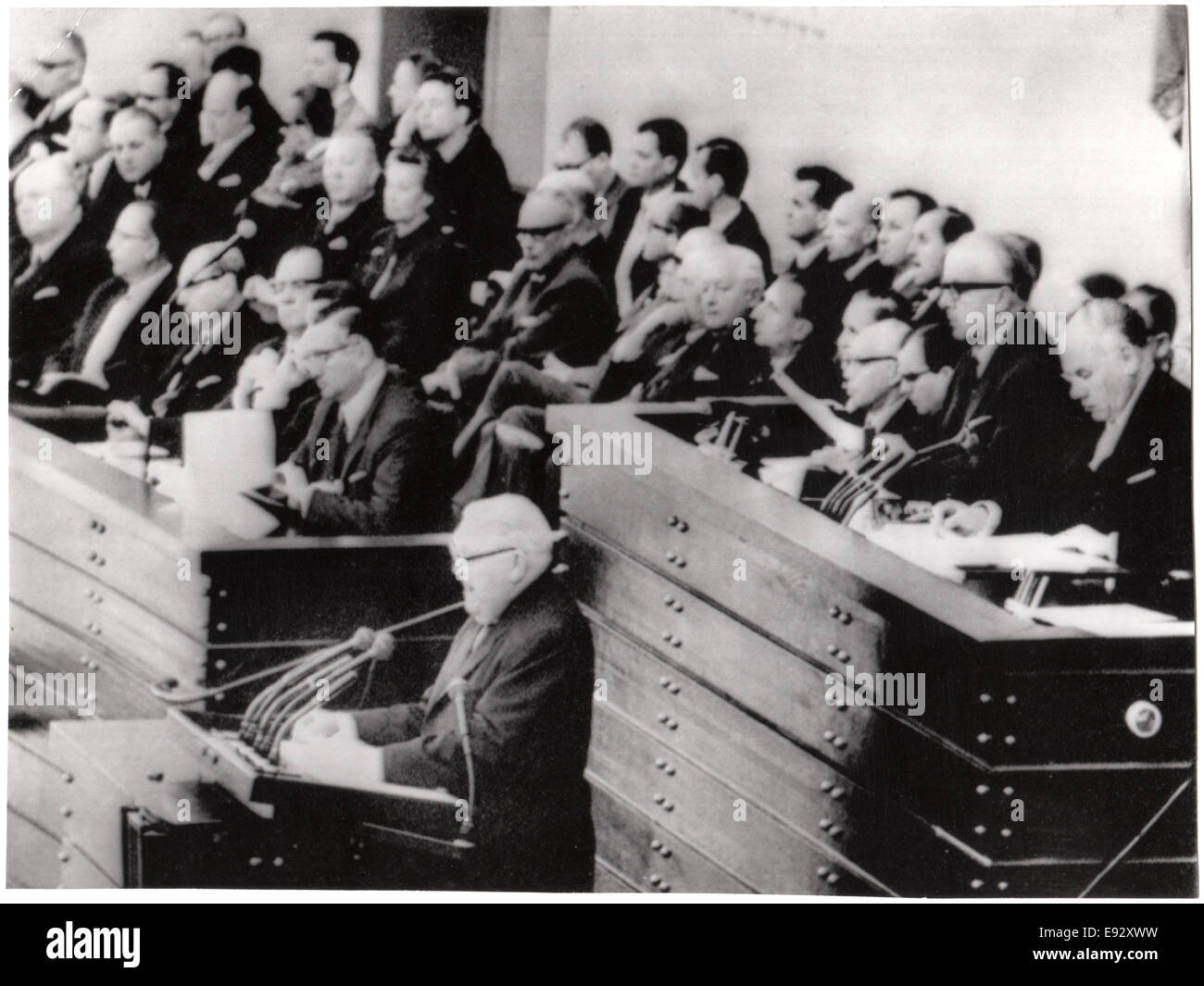 Le chancelier ouest-allemand Ludwig Erhard adressait au Parlement, Bonn, Allemagne de l'Ouest, le 10 novembre 1965 Banque D'Images