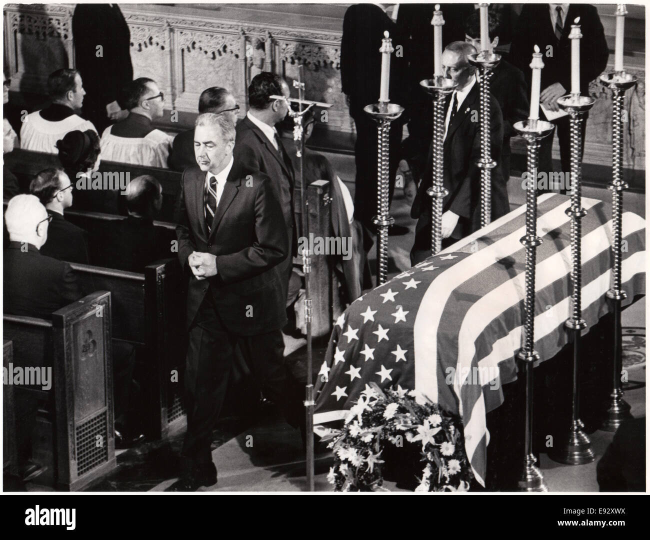 Le sénateur Eugene McCarthy passant cercueil de Robert F. Kennedy après avoir reçu la Communion, la cathédrale Saint-Patrick, New York, USA, 8 juin, 1968 Banque D'Images