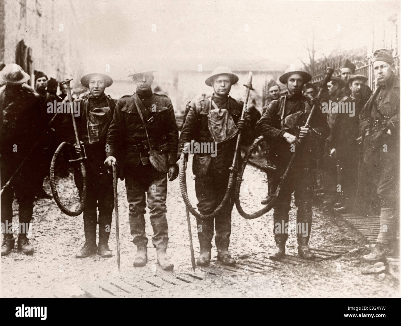 Les soldats américains avec le Feu liquide (Machines de lance-flammes) capturés dans les troupes allemandes, vers 1918 Banque D'Images