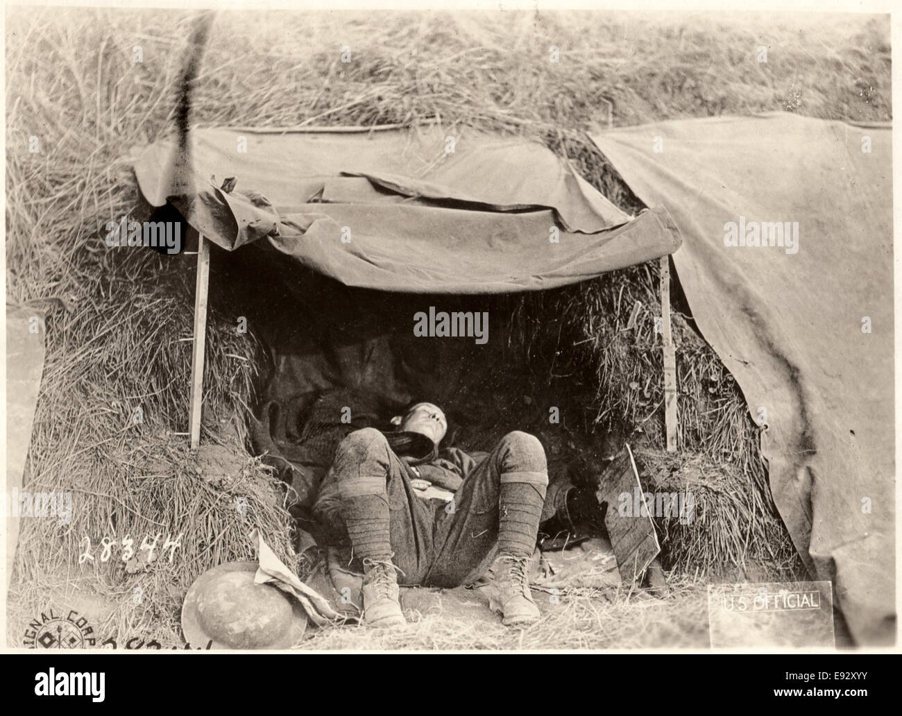 Conducteur de l'ambulance militaire américaine en couchage tente près Samogneux, France, vers 1918 Banque D'Images