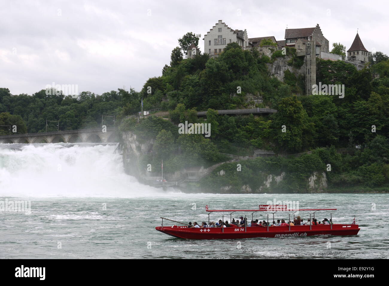 Ausflugsboot der Etude Schifffahrt am Rheinfall, et Schloss Laufen Banque D'Images