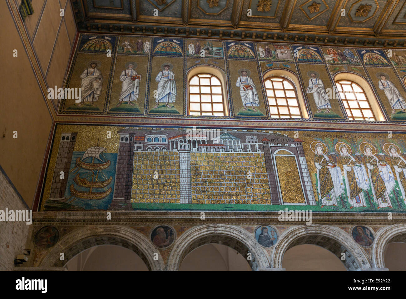 La Basilique de Sant'Apollinare Nuovo de mosaïques et des colonnes avec des chapiteaux corinthiens, Banque D'Images