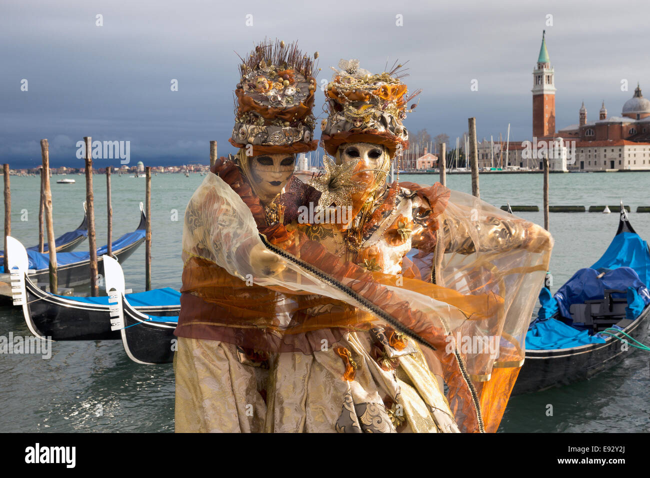 Les gens costumés sur la Piazza San Marco Venise pendant le carnaval. Banque D'Images