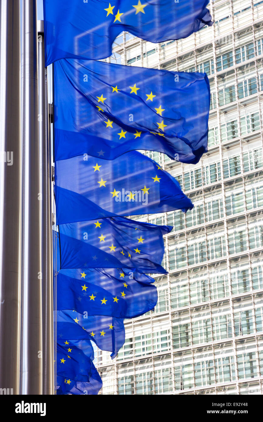 Drapeaux devant l'édifice de la Commission de l'UE à Bruxelles Banque D'Images