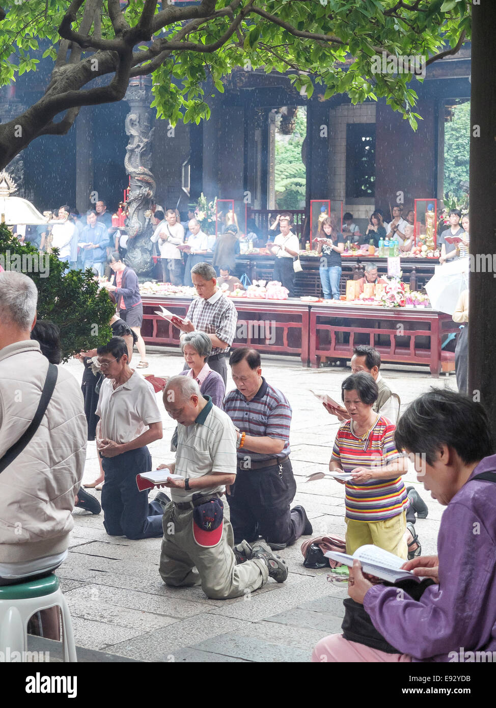 Les habitants et les Pèlerins en prière au temple de Longshan à Taipei, Taiwan. Banque D'Images