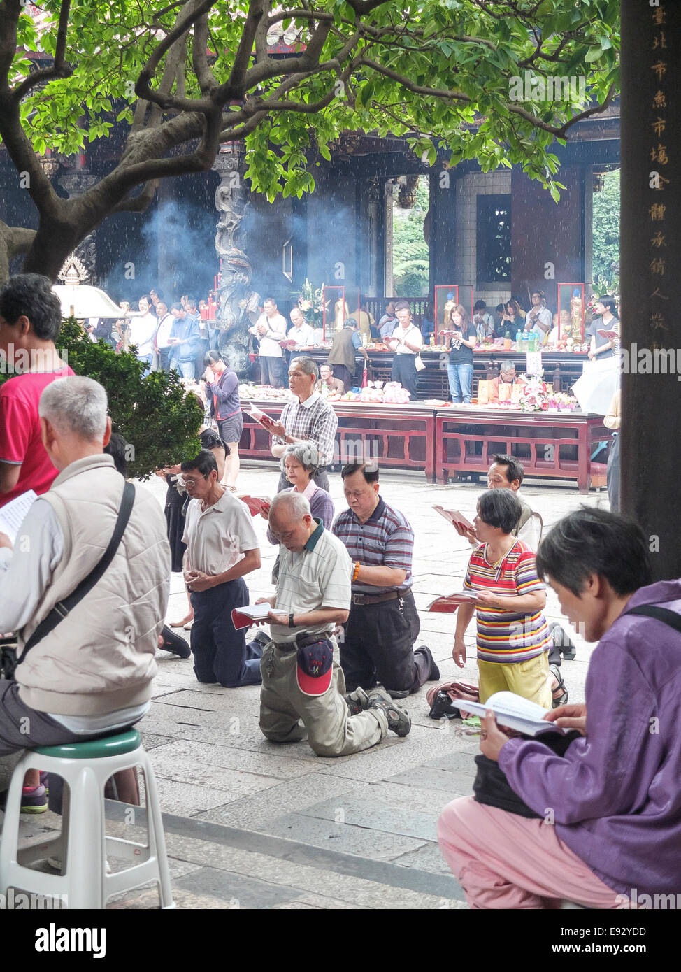 Les habitants et les Pèlerins en prière au temple de Longshan à Taipei, Taiwan. Banque D'Images