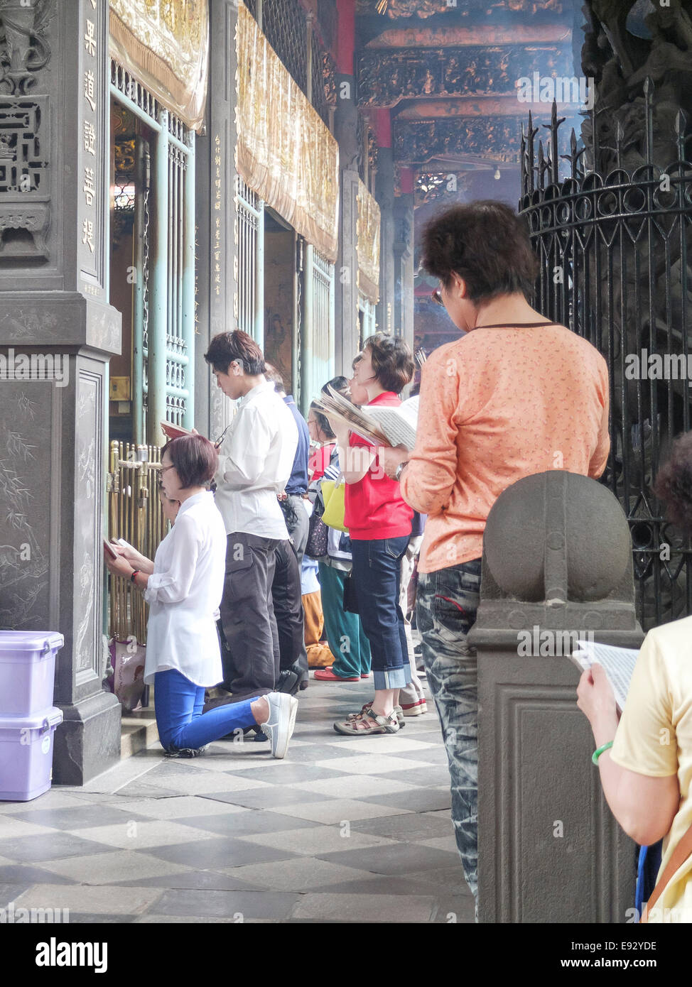 Les habitants et les Pèlerins en prière au temple de Longshan à Taipei, Taiwan. Banque D'Images