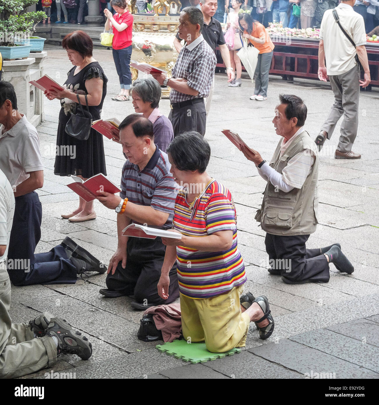 Les habitants et les Pèlerins en prière au temple de Longshan à Taipei, Taiwan. Banque D'Images