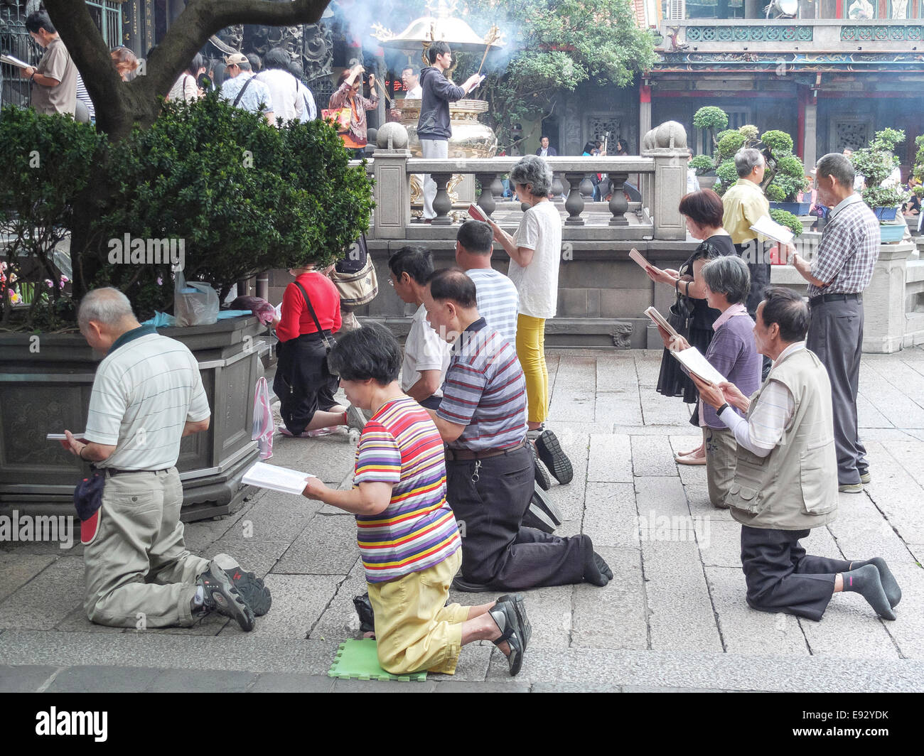 Les habitants et les Pèlerins en prière au temple de Longshan à Taipei, Taiwan. Banque D'Images