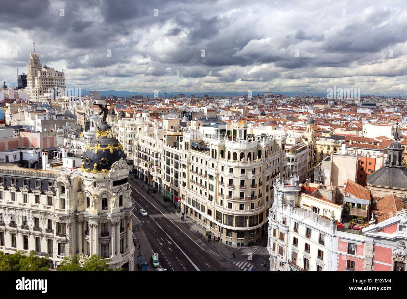 Vue panoramique vue aérienne de Gran Via, principale rue commerçante de Madrid, Espagne. Banque D'Images