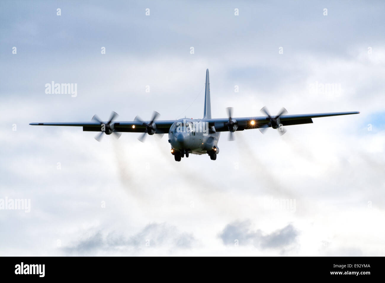 Armée de l'air suédoise C-130 Hercules de l'atterrissage au cours de l'exercice Frisian Flag 2010 sur la base aérienne de Leeuwarden. Banque D'Images