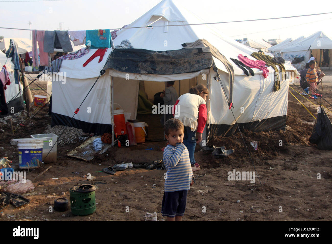 Dahouk, Iraq. 17 Oct, 2014. Un garçon est vu dans le Khanki camp, environ 20 km au nord-ouest de la province de Dohouk, dans le nord de l'Irak, le 17 octobre 2014. © Yaser Jawad/Xinhua/Alamy Live News Banque D'Images