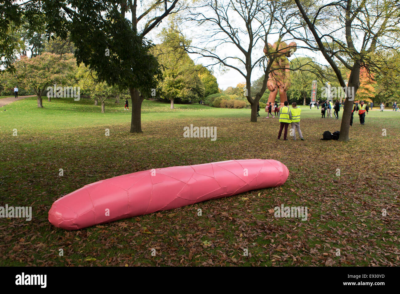 Sitzwurst une sculpture de Franz West à la Frieze Art Fair 2014, Regents Park, London, UK. Banque D'Images