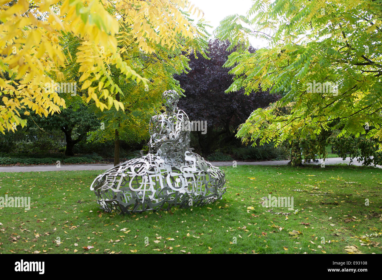 Storm une sculpture de Jaume Plensa au Frieze Art Fair 2014, Regents Park, London, UK. Banque D'Images