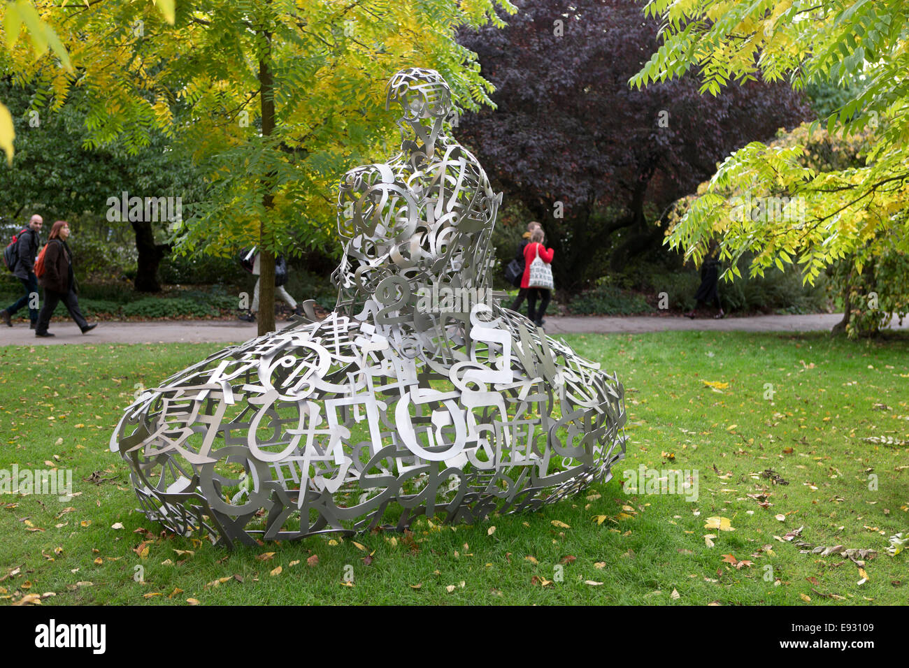 Storm une sculpture de Jaume Plensa au Frieze Art Fair 2014, Regents Park, London, UK. Banque D'Images