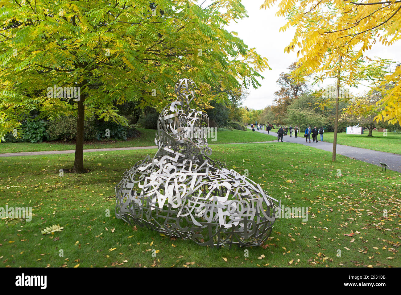 Storm une sculpture de Jaume Plensa au Frieze Art Fair 2014, Regents Park, London, UK. Banque D'Images