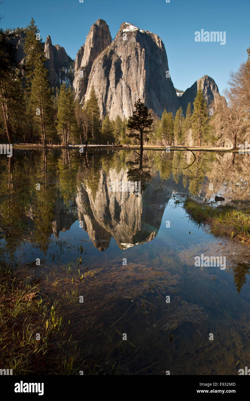 Les roches de la cathédrale reflète dans un tarn en vallée de Yosemite, Yosemite National Park, Californie. Banque D'Images