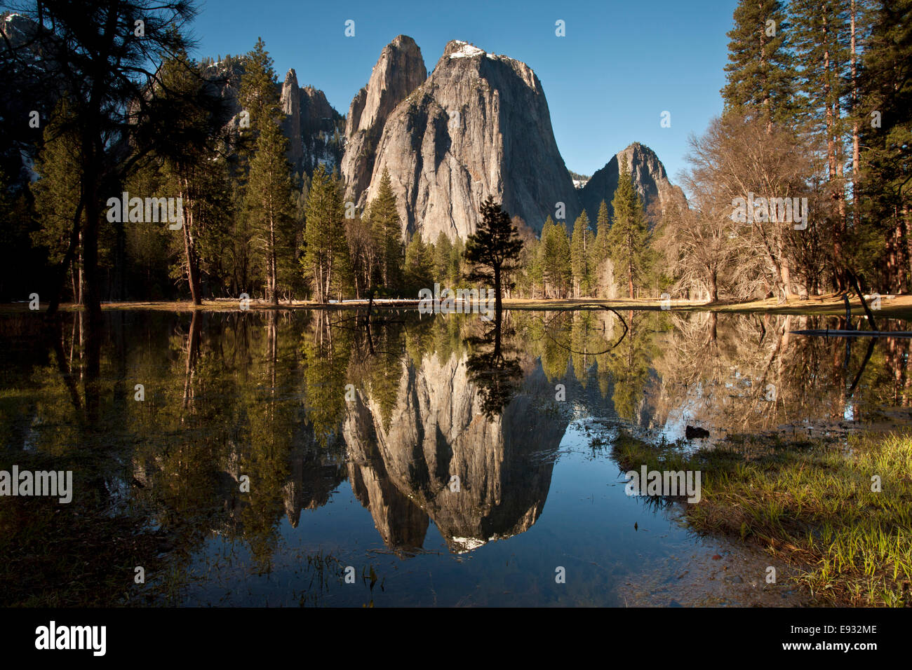 Les roches de la cathédrale reflète dans un tarn en vallée de Yosemite, Yosemite National Park, Californie. Banque D'Images