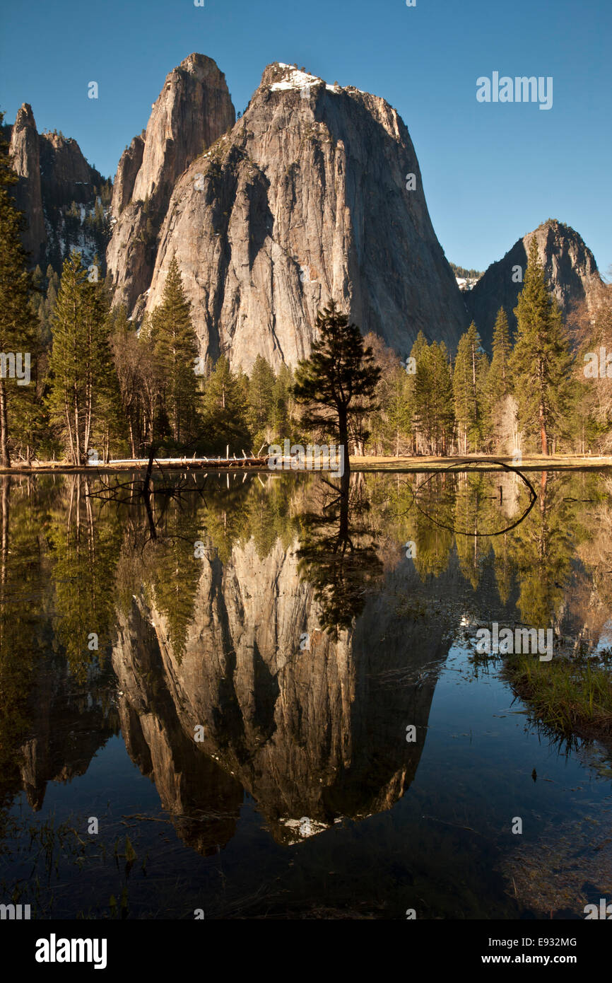 Les roches de la cathédrale reflète dans un tarn en vallée de Yosemite, Yosemite National Park, Californie. Banque D'Images