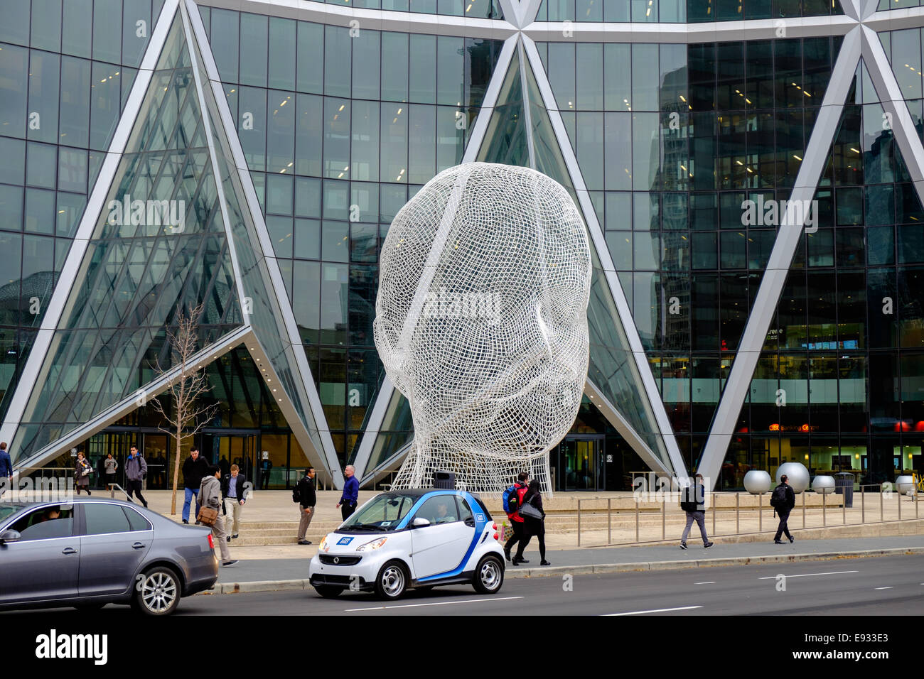 Juame de Plensa 12 mètres sculpture en métal blanc, de l'installation d'une tête de jeune fille intitulé "Wonderland" à Calgary, Canada Banque D'Images