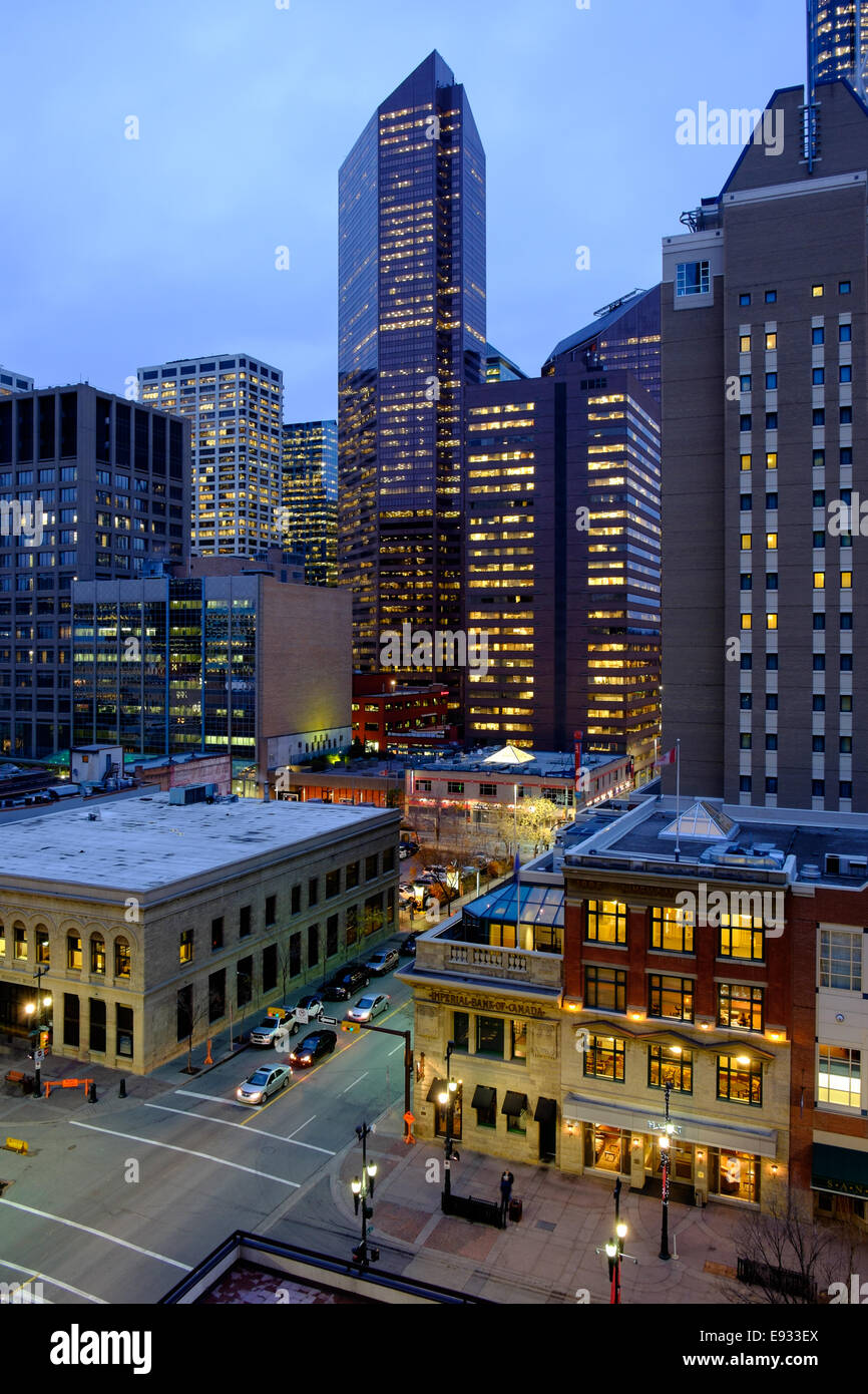Le centre-ville de Calgary, Alberta Canada le soir à la face nord, rue Centre sud-ouest à l'intersection de la 8e Avenue Southwe Banque D'Images