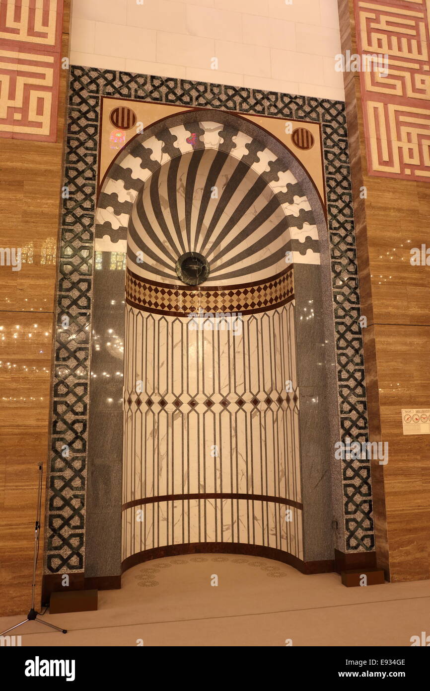 L'intérieur du mihrab Al-Fatih (Grande Mosquée), Edimbourg, Royaume de Bahreïn Banque D'Images