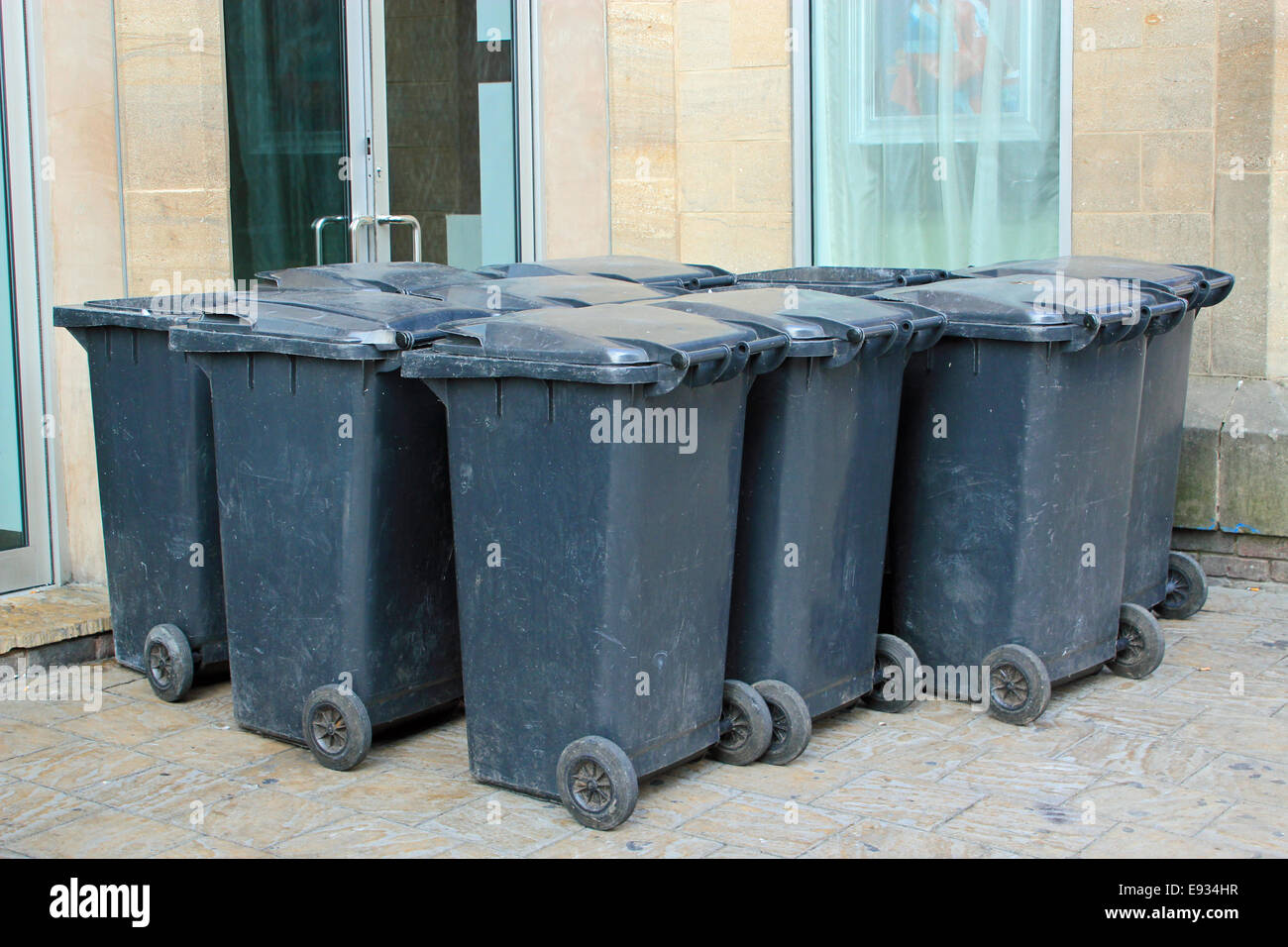 Une grande collection de poubelles noires symbolisant l'élimination des déchets, déchets ménagers, le recyclage des déchets et de l'environnement Banque D'Images