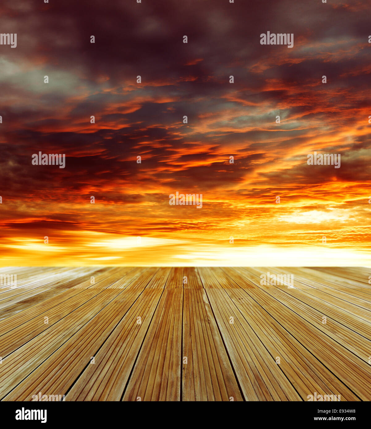 Plancher en bois menant au ciel lumineux Banque D'Images