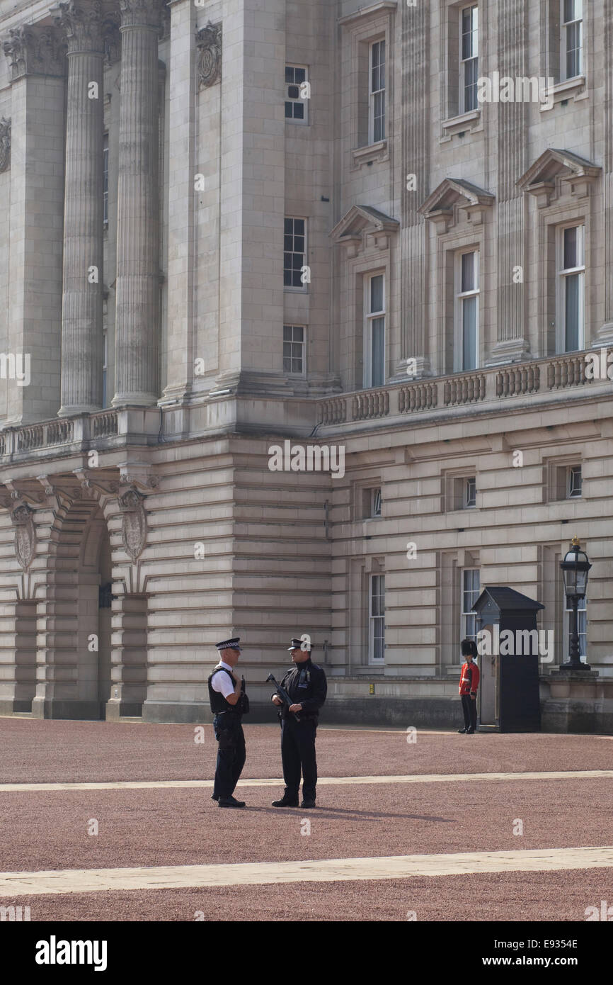 Garde Coldstream et police à l'intérieur le terrain de la résidence de la Reine d'Angleterre,le palais de Buckingham Banque D'Images