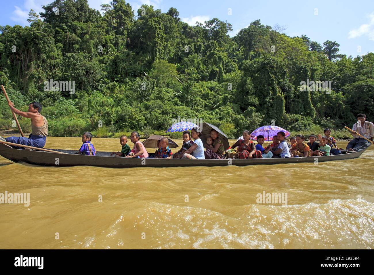 9 octobre 2014 - 09 octobre, 2014 - Bandarban, Bangladesh ''" les Marmas communauté les gens voyagent par bateau dans la rivière Boro modok Shangu dans à Bandarban, au Bangladesh. Bandarban est un quartier dans le sud-est du Bangladesh, et une partie de la division de Chittagong. C'est l'un des trois districts qui composent les Chittagong Hill Tracts, les autres étant le district de Rangamati et Khagrachhari District. Bandarban est considérée comme l'une des plus belles destinations de voyage au Bangladesh. (Ce qui signifie le barrage Bandarban de singes), ou dans les Marmas ou Arakanais langue comme ''Rwa-daw brm'' est également connu comme Arvumi Bohmon ou le Banque D'Images