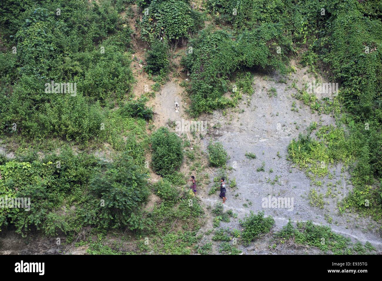 9 octobre 2014 - octobre 09,2014 - Bandarban, Bangladesh - Une communauté Marma gens allant accueil par traking hill à Bandarban, au Bangladesh. Bandarban est un quartier dans le sud-est du Bangladesh, et une partie de la division de Chittagong. C'est l'un des trois districts qui composent les Chittagong Hill Tracts, les autres étant le district de Rangamati et Khagrachhari District. Bandarban est considérée comme l'une des plus belles destinations de voyage au Bangladesh. (Ce qui signifie le barrage Bandarban de singes), ou dans les Marmas ou Arakanais langue comme ''Rwa-daw brm'' est également connu comme Arvumi ou l'Bohmong (Cercle de la re Banque D'Images