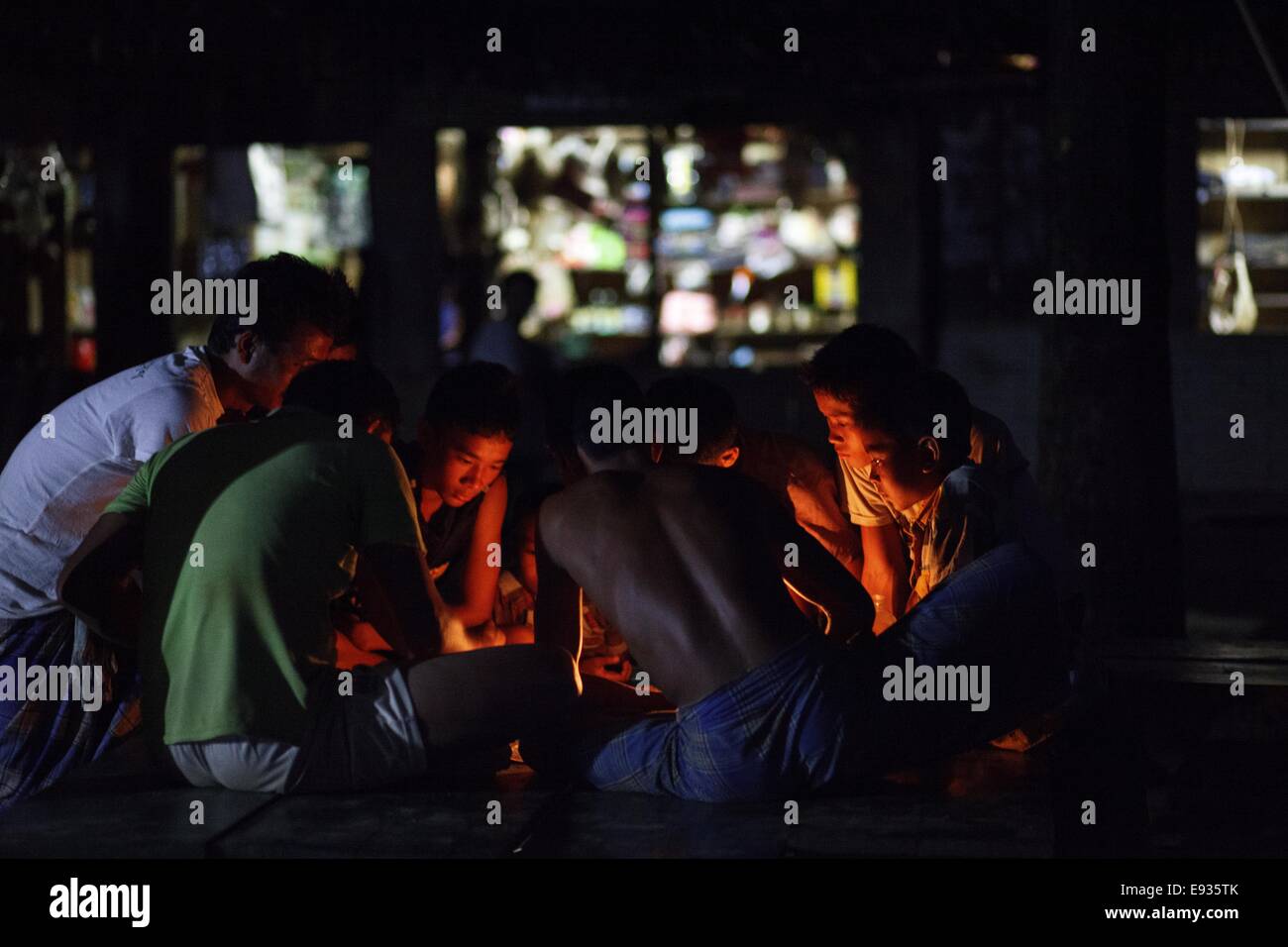 9 octobre 2014 - octobre 09,2014 - Bandarban, Bangladesh â€" les gens de la communauté Marma célébré pleine lune dans une colline Boro modok autochtones village de Bandarban, au Bangladesh. Bandarban est un quartier dans le sud-est du Bangladesh, et une partie de la division de Chittagong. C'est l'un des trois districts qui composent les Chittagong Hill Tracts, les autres étant le district de Rangamati et Khagrachhari District. Bandarban est considérée comme l'une des plus belles destinations de voyage au Bangladesh. (Ce qui signifie le barrage Bandarban de singes), ou dans les Marmas ou Arakanais langue comme ''Rwa-daw brm'', également connu sous le nom de Arvum Banque D'Images