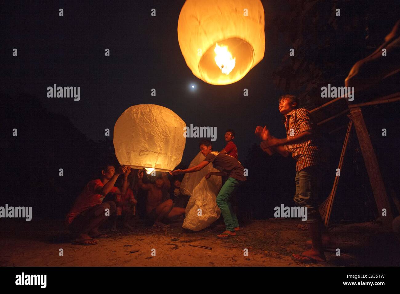 9 octobre 2014 - octobre 09,2014 - Bandarban, Bangladesh â€" les gens de la communauté Marma célébré pleine lune dans une colline Boro modok autochtones village de Bandarban, au Bangladesh. Bandarban est un quartier dans le sud-est du Bangladesh, et une partie de la division de Chittagong. C'est l'un des trois districts qui composent les Chittagong Hill Tracts, les autres étant le district de Rangamati et Khagrachhari District. Bandarban est considérée comme l'une des plus belles destinations de voyage au Bangladesh. (Ce qui signifie le barrage Bandarban de singes), ou dans les Marmas ou Arakanais langue comme ''Rwa-daw brm'', également connu sous le nom de Arvum Banque D'Images
