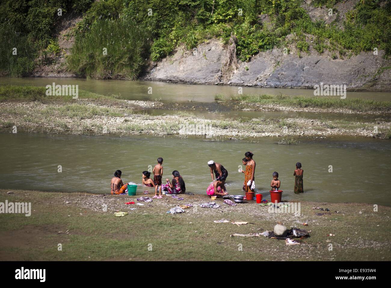 10 octobre 2014 - 10 octobre 2014 - Bandarban, Bangladesh - communauté Marma personnes prennent le bain dans la rivière Sangu Bandarban, au Bangladesh. Bandarban est un quartier dans le sud-est du Bangladesh, et une partie de la division de Chittagong. C'est l'un des trois districts qui composent les Chittagong Hill Tracts, les autres étant le district de Rangamati et Khagrachhari District. Bandarban est considérée comme l'une des plus belles destinations de voyage au Bangladesh. (Ce qui signifie le barrage Bandarban de singes), ou dans les Marmas ou Arakanais langue comme ''Rwa-daw brm'' est également connu comme Arvumi ou le cercle (Bohmong du reste Banque D'Images