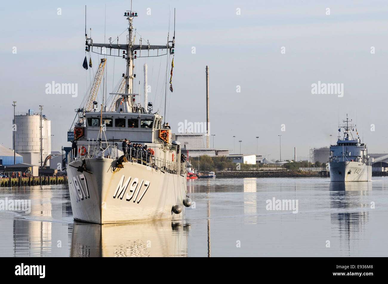 Belfast, Irlande du Nord. 17 Oct 2014 - BNS Crocus (M917) (Belgique) d'avance sur Jotvingis LNS (N42) (Litnuania) de la flotte de chasse aux mines de l'OTAN SNMCMG1. Crédit : Stephen Barnes/Alamy Live News Banque D'Images