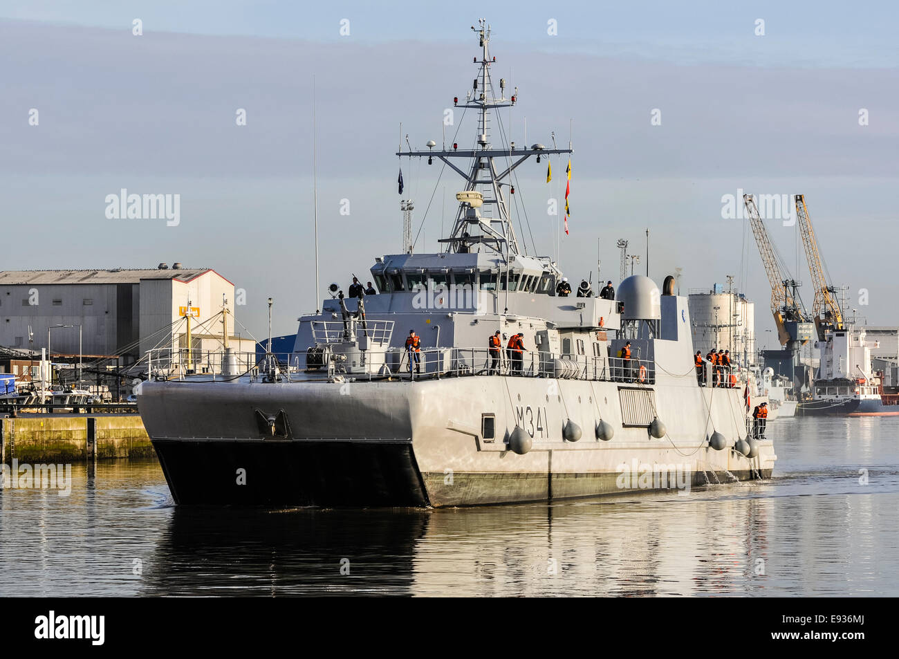 Belfast, Irlande du Nord. 17 Oct 2014 - Karmoy HNoMS (M341) (Norvège) à partir de la flotte de chasse aux mines de l'OTAN SNMCMG1 Crédit : Stephen Barnes/Alamy Live News Banque D'Images