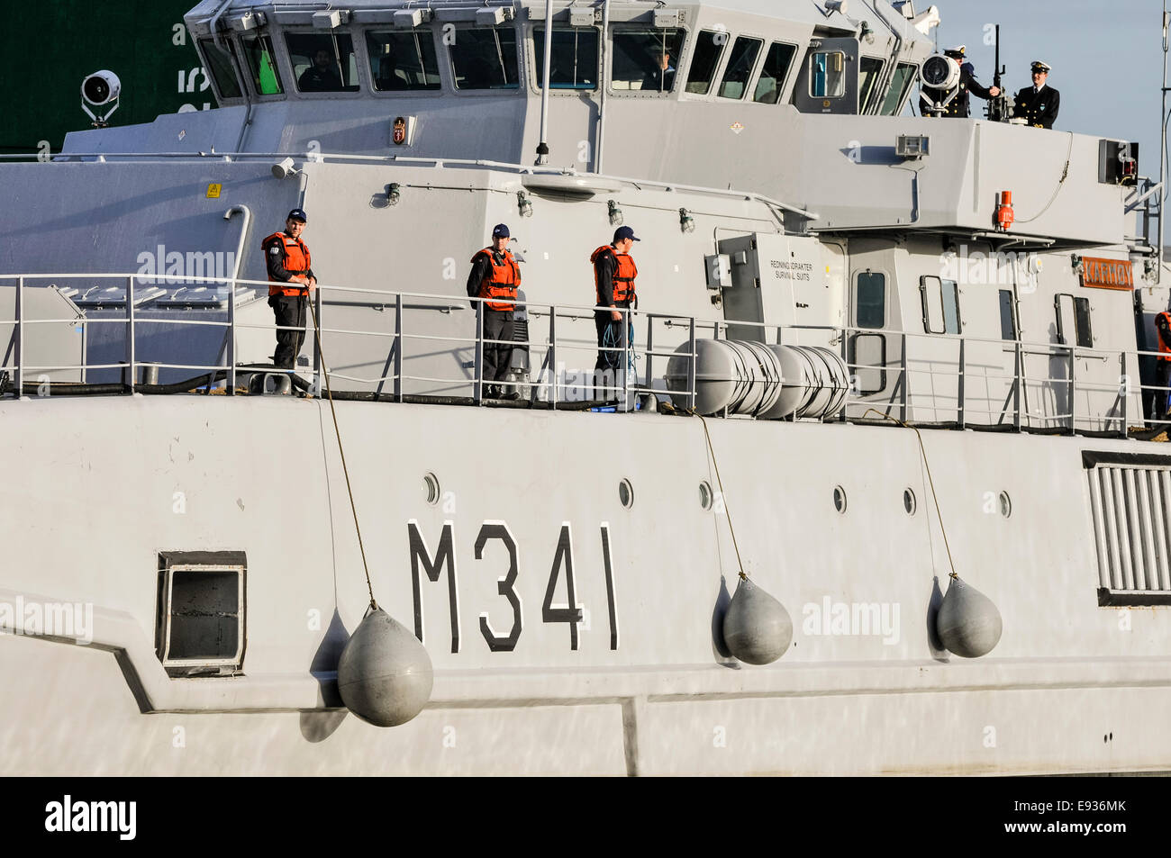 Belfast, Irlande du Nord. 17 Oct 2014 - Les marins à bord HNoMS Karmoy (M341) (Norvège) à partir de la flotte de chasse aux mines de l'OTAN SNMCMG1 préparer d'accoster Crédit : Stephen Barnes/Alamy Live News Banque D'Images