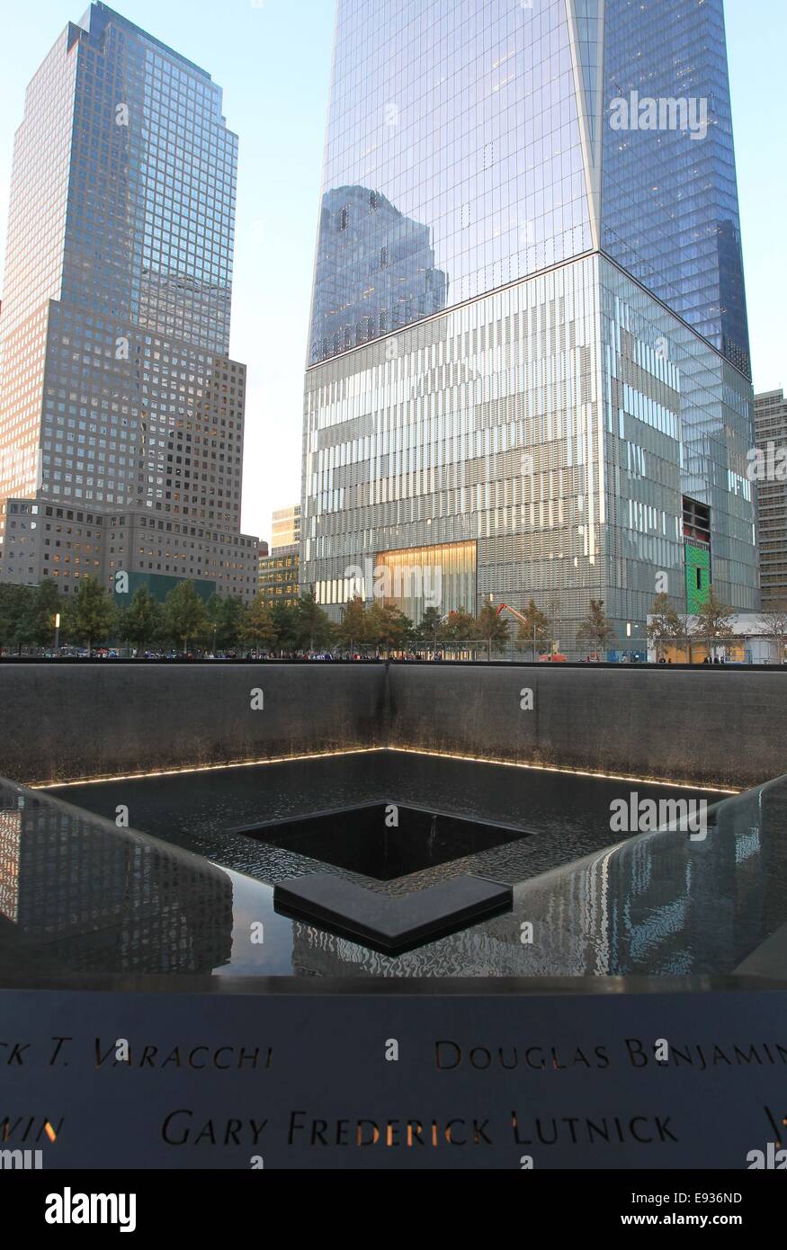 (141018) -- NEW YORK, le 18 octobre 2014 (Xinhua) -- La tour Sud Piscine Memorial est vu à New York, États-Unis, 17 octobre 2014. One World Trade Center, le plus haut édifice de l'United States, entre dans la phase finale de construction pour l'ouverture prévue au début de 2015. (Xinhua/Cheng Li)bxq) Banque D'Images