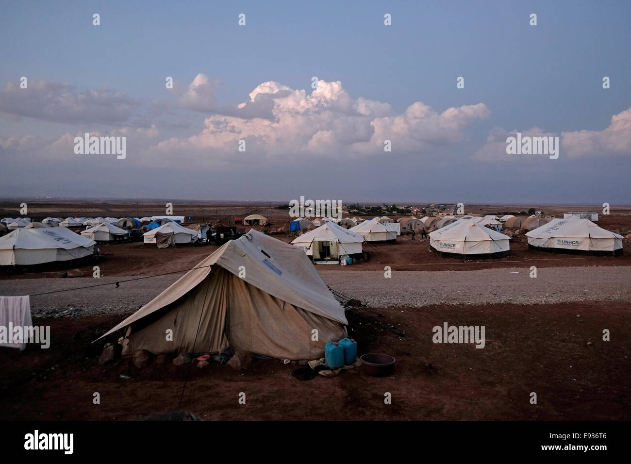 Abri temporaire tentes en Nawroz camp de réfugiés qui a été créé pour mettre à l'abri des Syriens déplacés de la guerre civile en Syrie puis occupées par des personnes déplacées de la minorité secte Yazidis, fuyant les violences dans la ville irakienne de Sinjar situé à côté de la ville d'al-Malikyah Rojava dans la région kurde autonome, au Nord Est de la Syrie. Banque D'Images