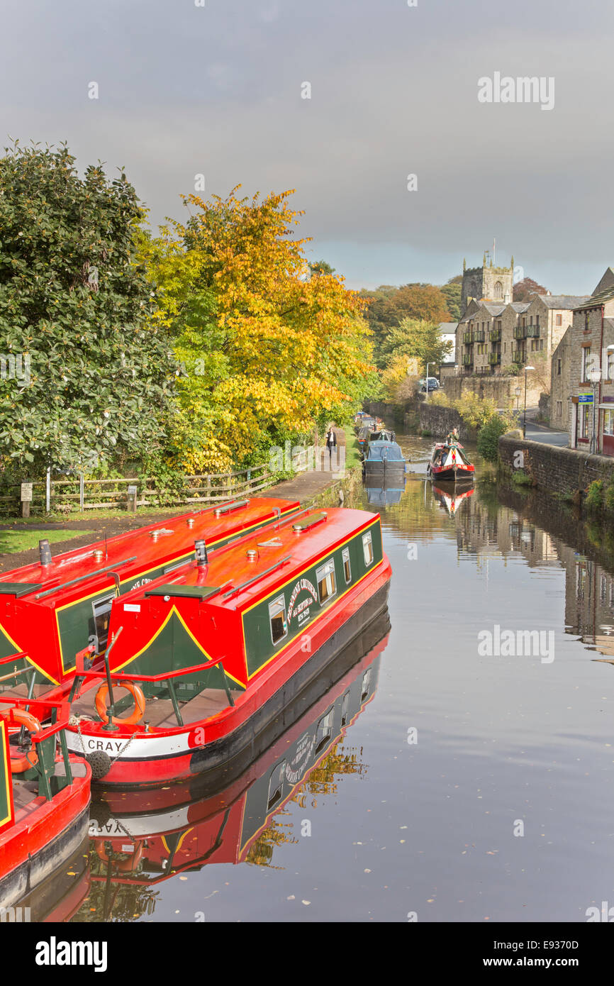 Amarrés sur Narrowboats Springs Branch, Leeds et Liverpool Canal, Skipton, North Yorkshire, England, UK Banque D'Images